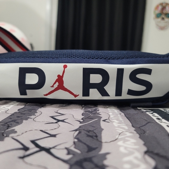 NWT Unisex Jordan Paris Saint-germain Crossbody Bag-Collector's Item - Picture 7 of 7